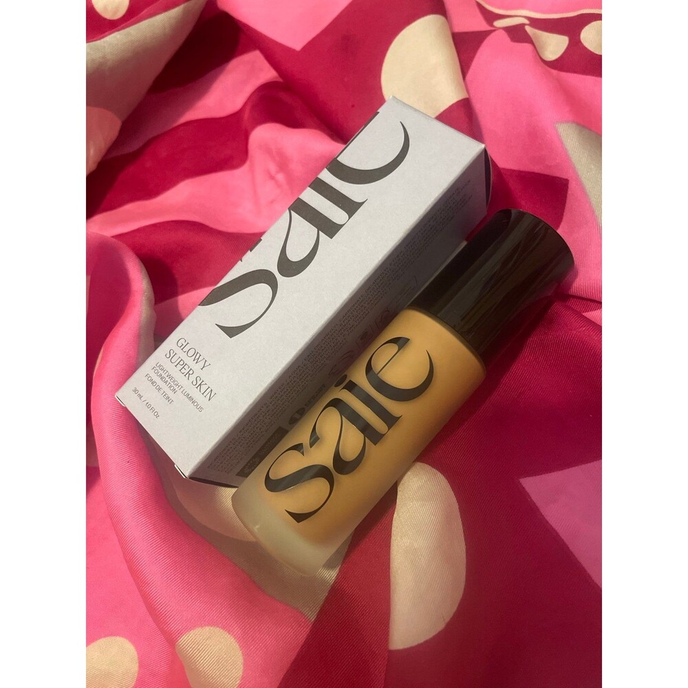 #17 saie glowy super skin Foundation 17